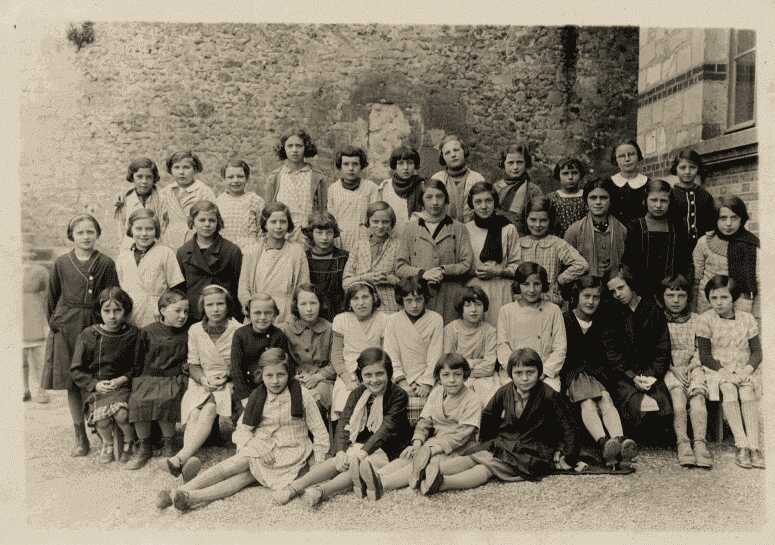Bthisy St Pierre, photo de classe de filles en 1938
