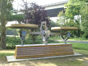 La balance de Roberval au pied du viaduc de l'Autoroute A1  l'entre du village