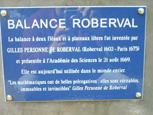 La plaque pose devant la balance de Roberval